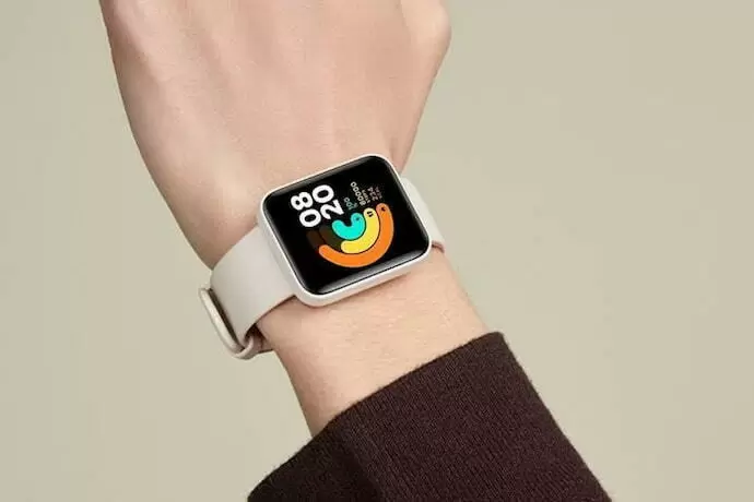 homem usando o melhor smartwatch xiaomi