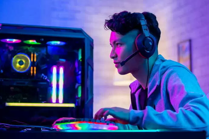 homem usando o melhor pc gamer