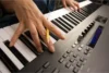 omem tocando o melhor piano digital