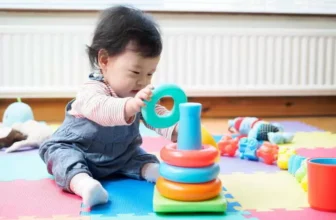 criança brincando em tapete para bebe