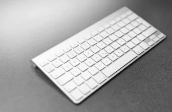 melhor teclado para mackbook em um fundo branco