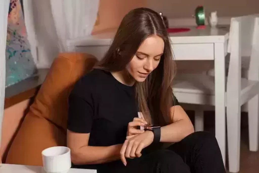 Mulher com relógio