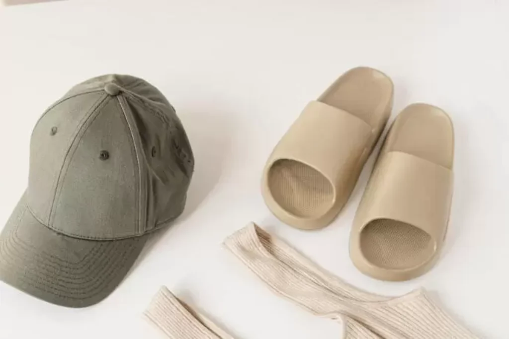 Chinelo e boné