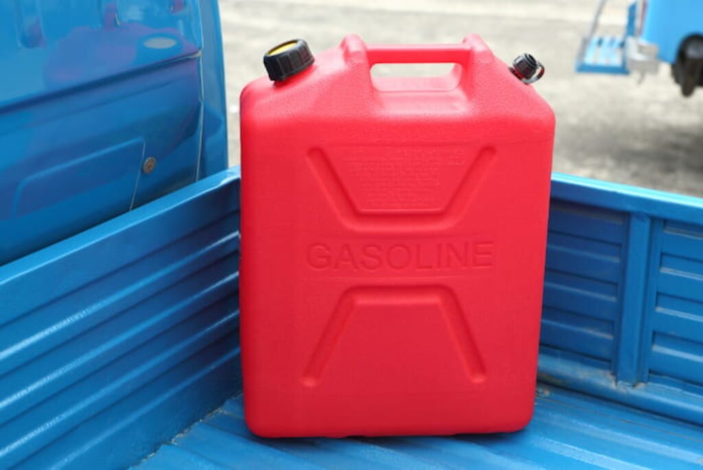 Aditivo para gasolina em tanque vermelho e fundo azul