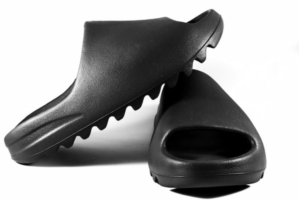 Chinelo preto e fundo branco
