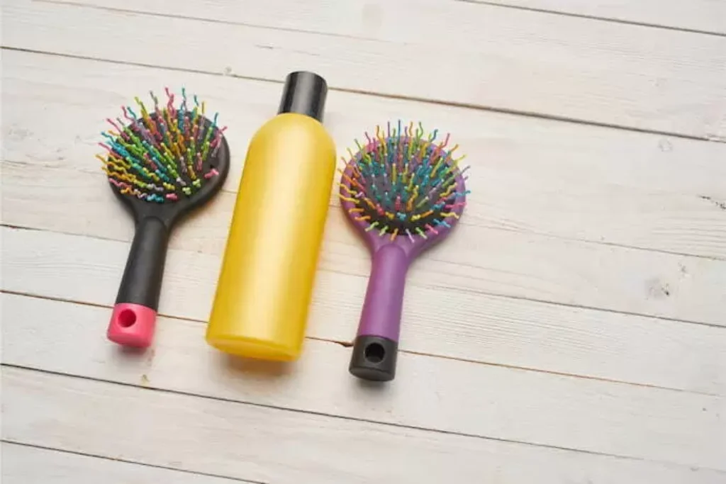 escova de cabelo e shampoo