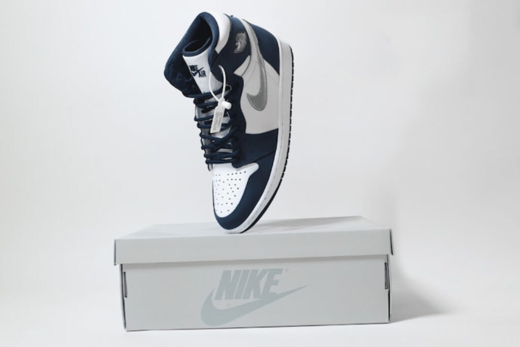 Tenis nike e fundo branco