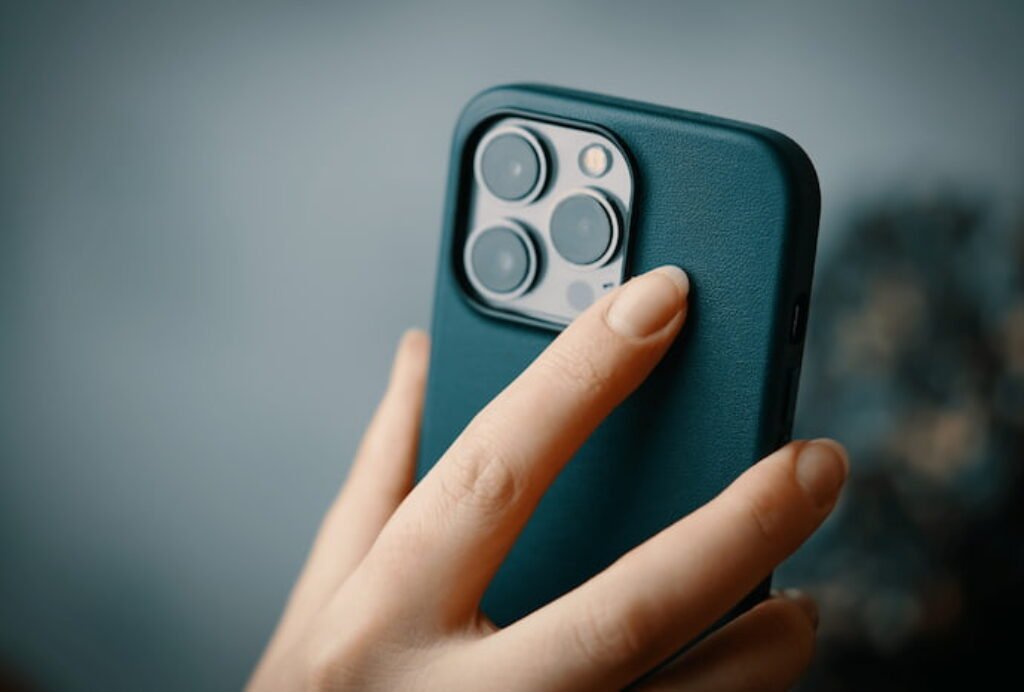 Capa de iPhone e mão feminina