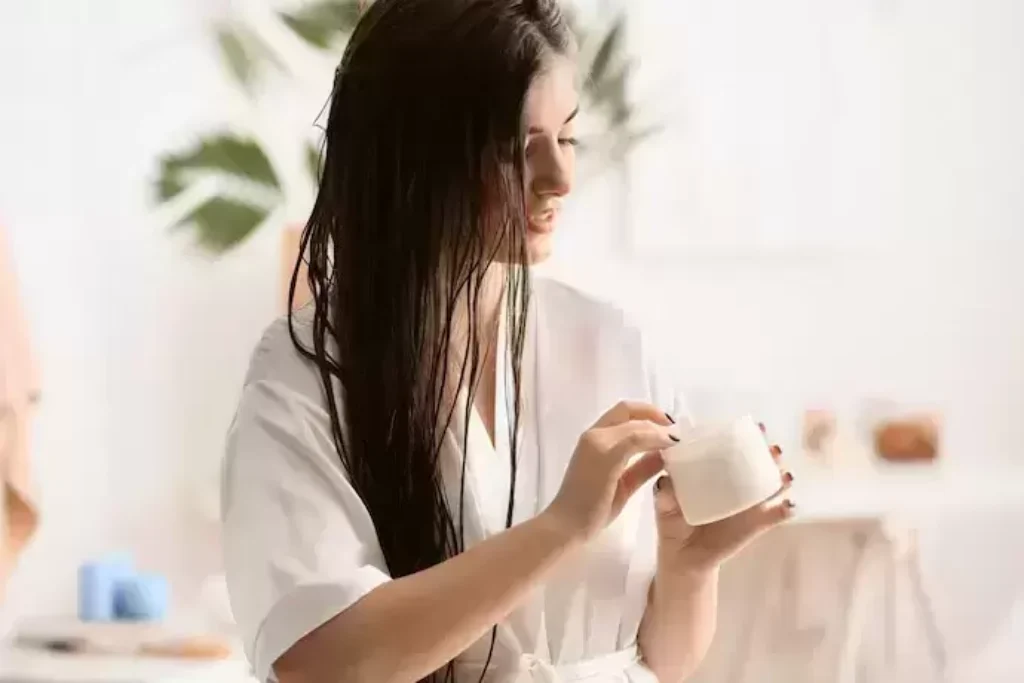 Mulher com pote de creme de cabelo